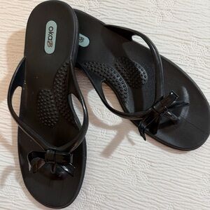 Oka-B Black Sandals size M low heel bows